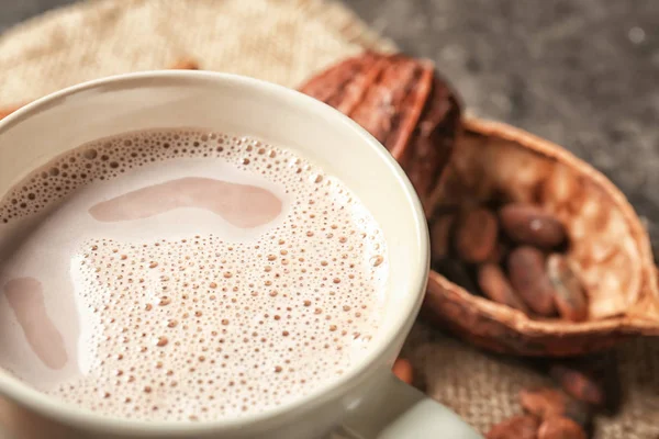 Tazza Deliziosa Cioccolata Calda Sfondo Grigio Primo Piano — Foto Stock