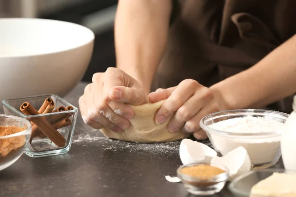 Woman Kneading Dough Cinnamon Buns Table — Stock Photo, Image