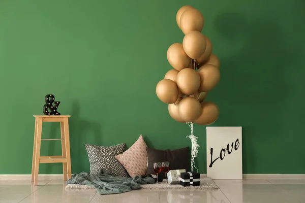 室内での色の壁の近くの気球でロマンチックな日付の居心地の良い場所 — ストック写真