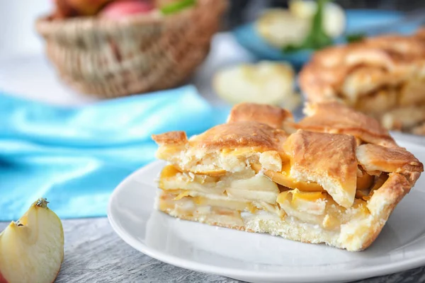 Plaat Met Stuk Heerlijke Appeltaart Houten Tafel — Stockfoto