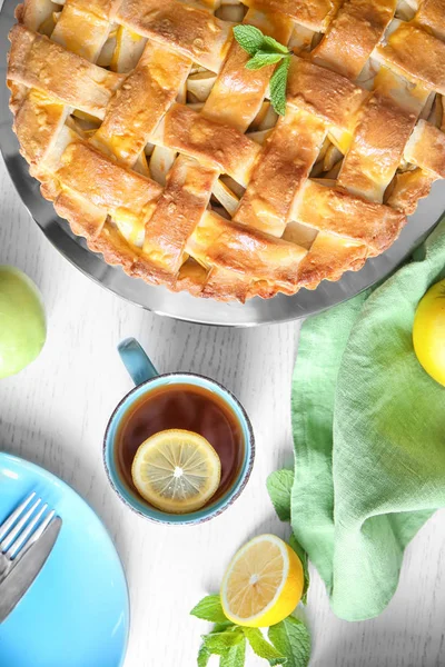 Bord Met Heerlijke Appeltaart Kopje Thee Tafel Bovenaanzicht — Stockfoto