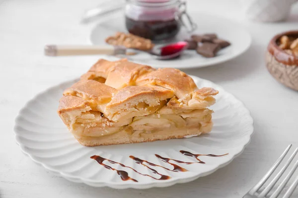 Placa Con Trozo Delicioso Pastel Manzana Mesa Madera — Foto de Stock