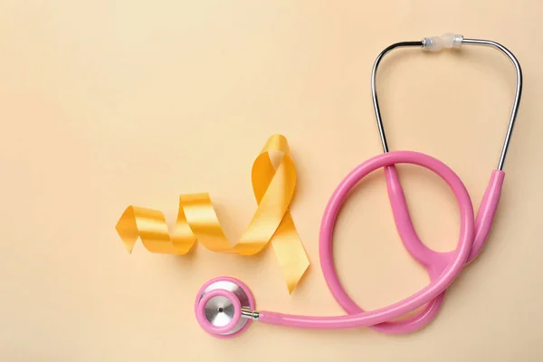 Żółta Wstążka Stetoskop Kolor Tła Koncepcja Raka — Zdjęcie stockowe