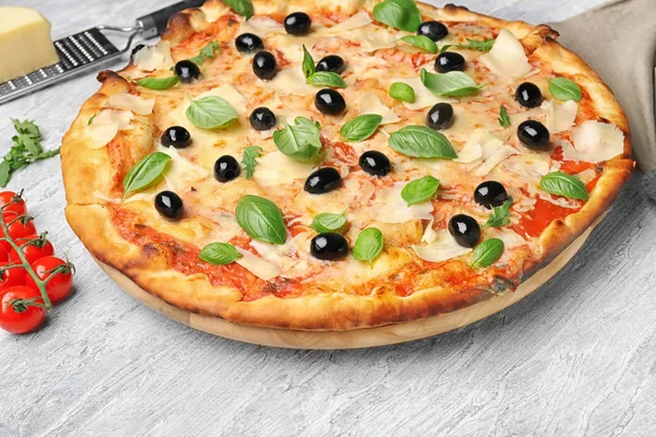 Deska Pyszną Pizzę Podłoże Drewniane — Zdjęcie stockowe