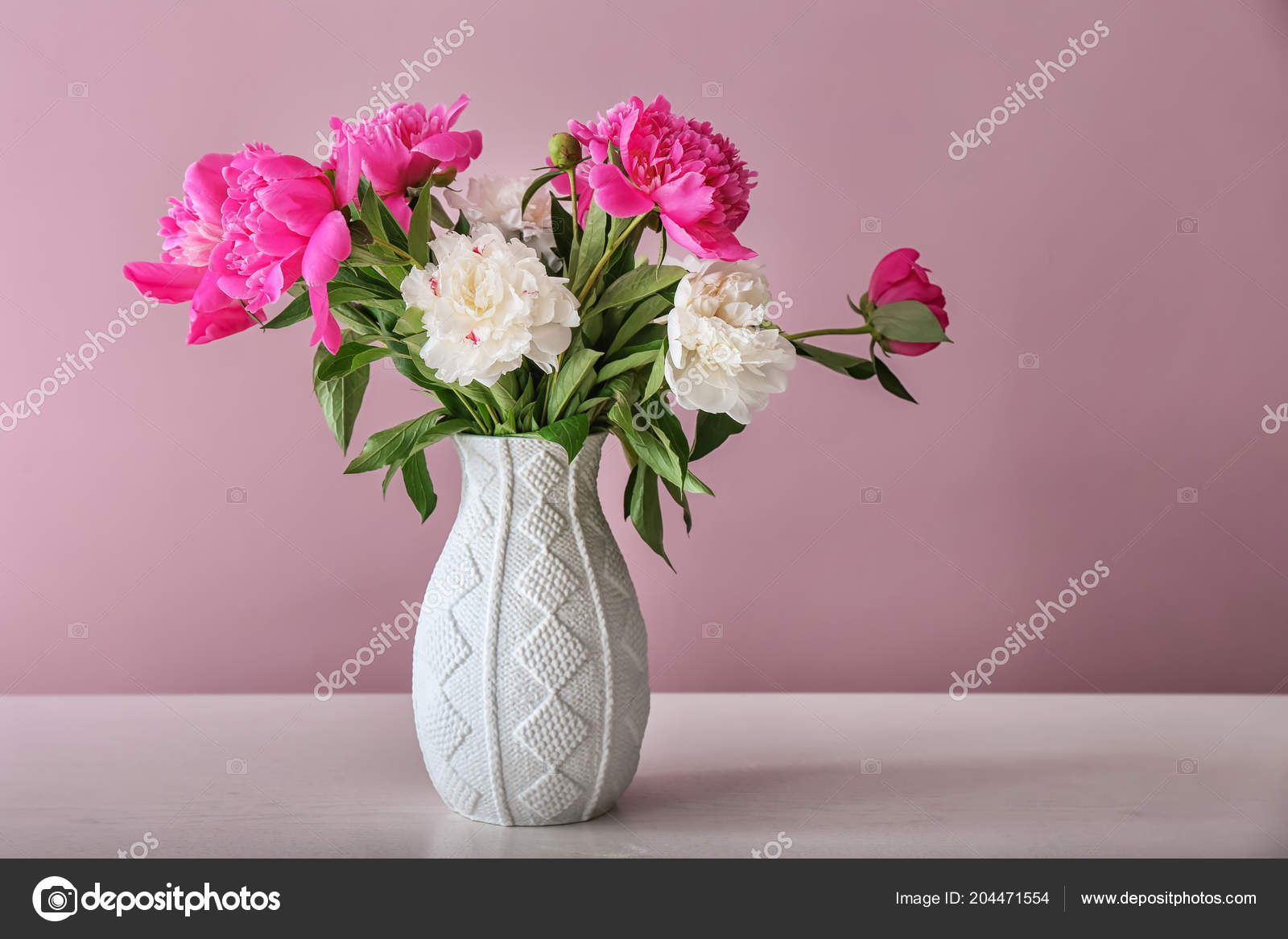テーブルの上の美しい花と花瓶 — ストック写真 © serezniy 204471554