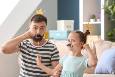 Genç baba ve küçük kızı evde oynamak