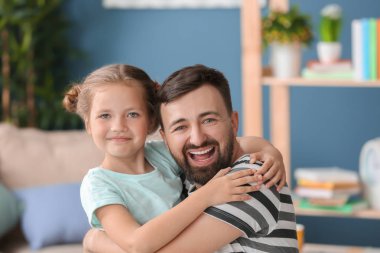 Baba ve kızı evde gülümseyen portresi