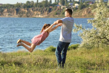 Baba küçük kızı ile güneşli gün açık havada üzerinde oynama