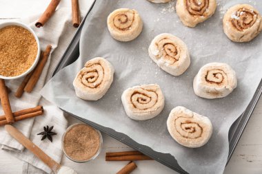 Mutfak masasının üstünde pişmemiş tarçın ile pişirme çanağı rulo