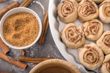 Mutfak masasının üstünde pişmemiş tarçın ile pişirme çanağı rulo