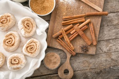 Mutfak masasının üstünde pişmemiş tarçın ile kompozisyon rulo