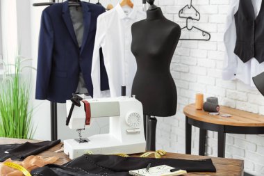 Dikiş makinesi ve manken ile modern atelier iç