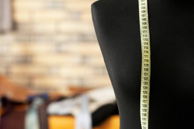 Atelier, closeup bandıyla ölçme ile terzi mankeni