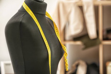 Atelier bandıyla ölçme ile terzi mankeni