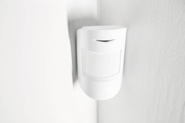 Duvarda modern hareket sensörü var.