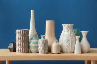 Tablo renkli arka plan üzerinde farklı vazolar