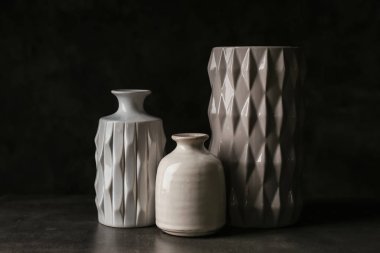 Siyah arka plan karşı masada farklı vazolar