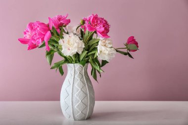 Masaya güzel çiçek vazo