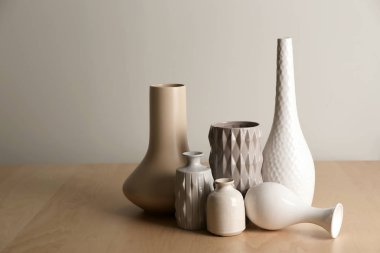 Ahşap masa üzerinde farklı vazolar