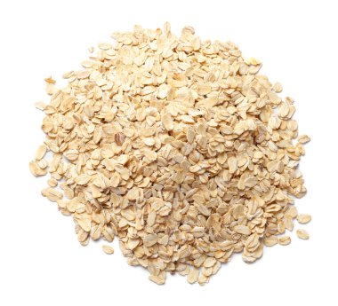 Beyaz arkaplanda bir yığın çiğ yulaf ezmesi