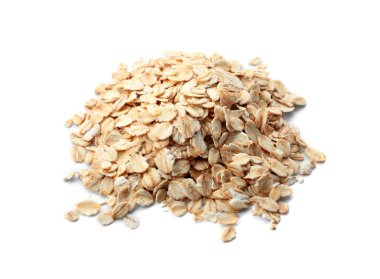 Beyaz arkaplanda bir yığın çiğ yulaf ezmesi