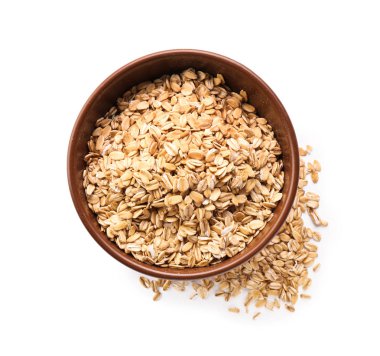 Beyaz arka planda çiğ yulaf ezmeli kase