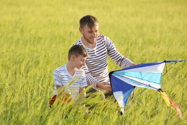 Mutlu baba ve oğul alanında uçurtma ile