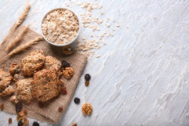 Lezzetli yulaf ezmeli kurabiye dokulu arka plan üzerinde ile kompozisyon