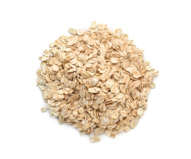 Beyaz arkaplanda bir yığın çiğ yulaf ezmesi