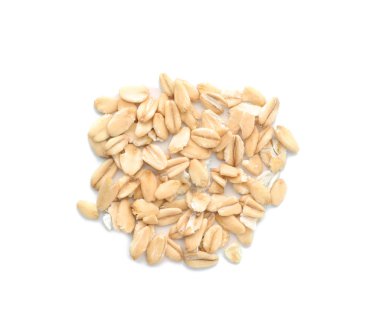 Beyaz arkaplanda bir yığın çiğ yulaf ezmesi