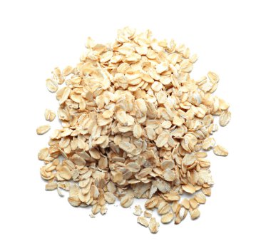 Beyaz arkaplanda bir yığın çiğ yulaf ezmesi