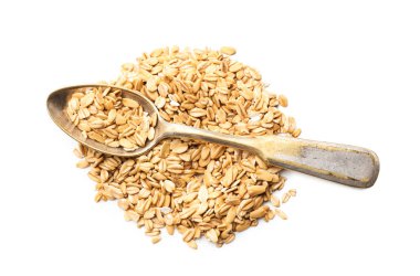 Kaşık ve beyaz arka plan üzerinde çiğ yulaf ezmesi yığını