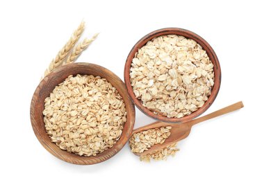 Beyaz arka plan üzerinde çiğ yulaf ezmesi ile kase