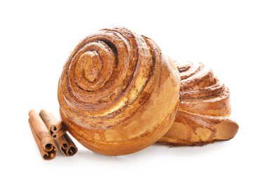 Lezzetli çörekler ve beyaz zemin üzerine tarçın