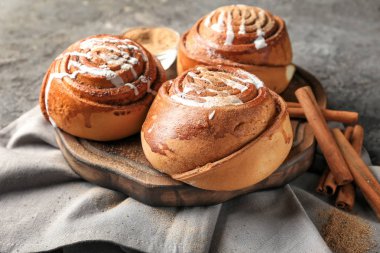 Tahta masada lezzetli tarçınlı çörek ile