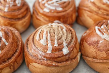 Tablo, closeup lezzetli tarçınlı çörek