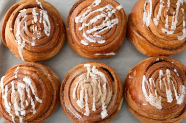 Lezzetli tarçınlı çörek masada, üstten görünüm