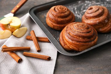 Tablo, closeup lezzetli tarçınlı çörek ile tepsi