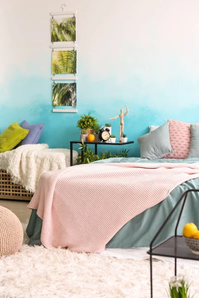 Groot Comfortabel Bed Stijlvolle Slaapkamer — Stockfoto