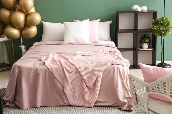 大型の快適なベッドとモダンな室内 — ストック写真