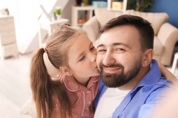 Padre Hija Emocionales Tomando Selfie Casa — Foto de Stock