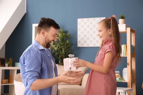 Ragazza Carina Che Regalo Padre Casa — Foto Stock