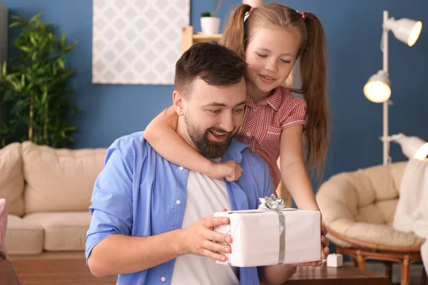 Niedliche Mädchen Geben Geschenk Vater Hause — Stockfoto