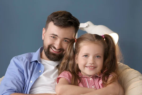 Porträtt Leende Far Och Dotter Hemma — Stockfoto