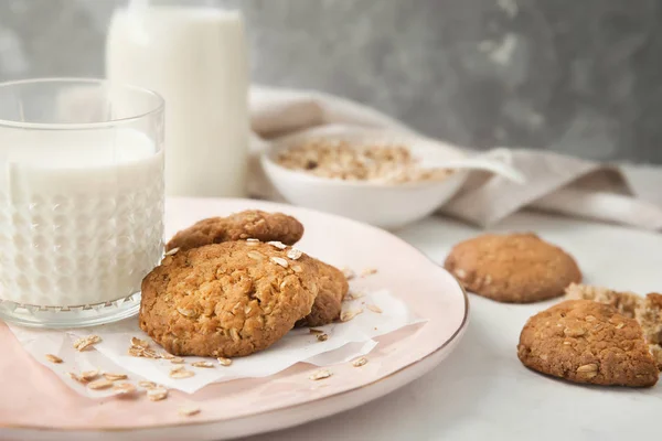 Plate Delicious Oatmeal Cookies Glass Milk Table Closeup — Stock Photo, Image