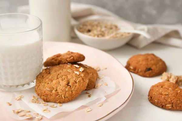 Plate Delicious Oatmeal Cookies Glass Milk Table Closeup — Stock Photo, Image