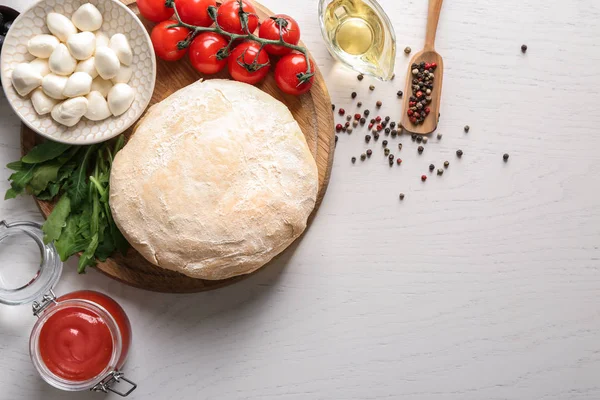 Samenstelling Met Rauwe Deeg Ingrediënten Voor Pizza Lichte Achtergrond — Stockfoto