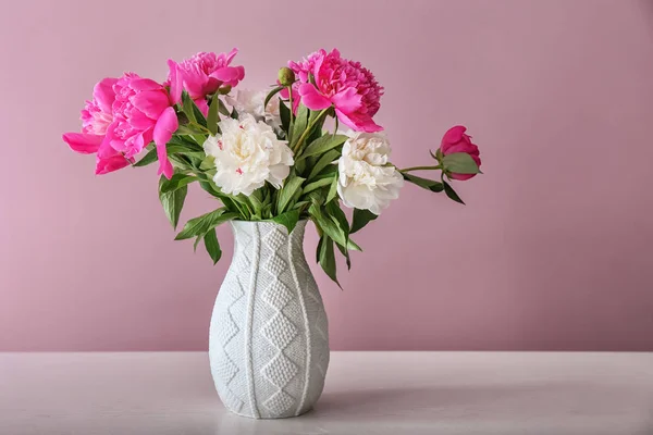 Vaso Con Bellissimi Fiori Sul Tavolo — Foto Stock