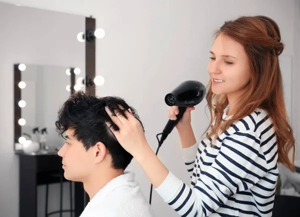 Professionele Kapper Werken Met Client Schoonheidssalon — Stockfoto