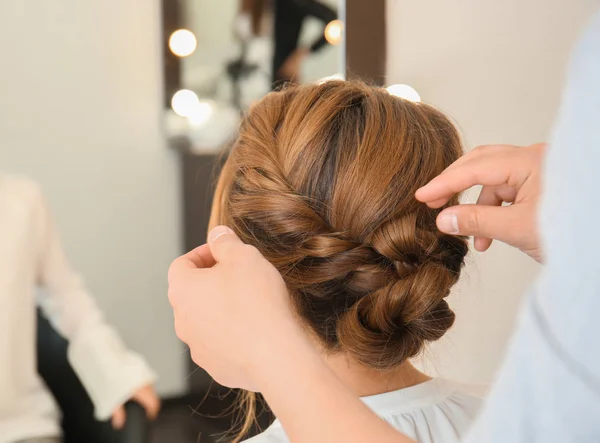 Coiffeur Professionnel Travaillant Avec Client Dans Salon Beauté — Photo